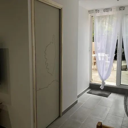 Studio Rez De Jardin Dans Privee Pres De La Plage